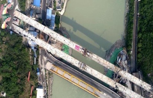 四川(chuān)峨眉漢源高速(su)公路峨邊大渡(du)河特大橋順利(li)合龍