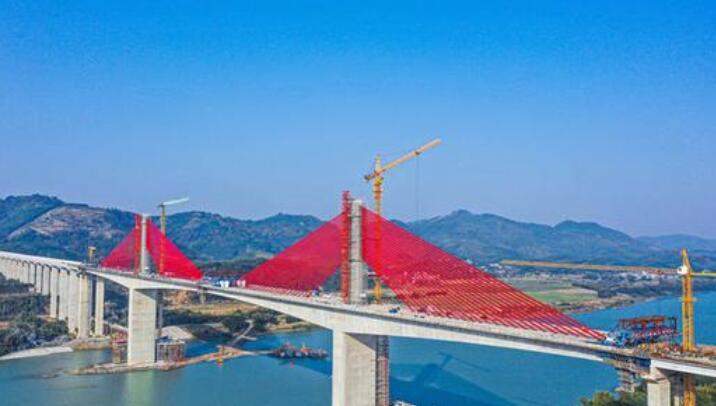 大跨徑公路預(yù)應力混凝土斜(xie)拉橋培森柳江(jiāng)特大橋斜拉索(suǒ)施工完成