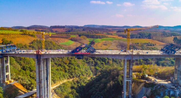 三清(qīng)高速全線唯一連(lián)續剛構橋馬蹄河(hé)大橋順利合龍