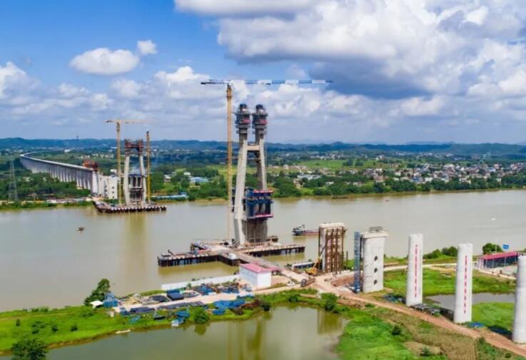 國内高(gāo)速鐵路最大(dà)跨度鋼-混斜(xié)拉橋六景郁(yu)江特大橋首(shou)座主塔封頂(ding)