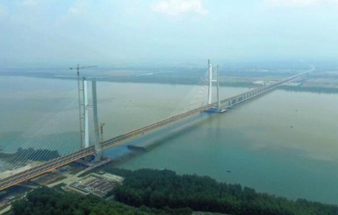 同類跨徑(jìng)最大的鋼砼結(jie)合及鋼砼疊合(he)梁斜拉橋赤壁(bì)長江公路大橋(qiáo)交工驗收