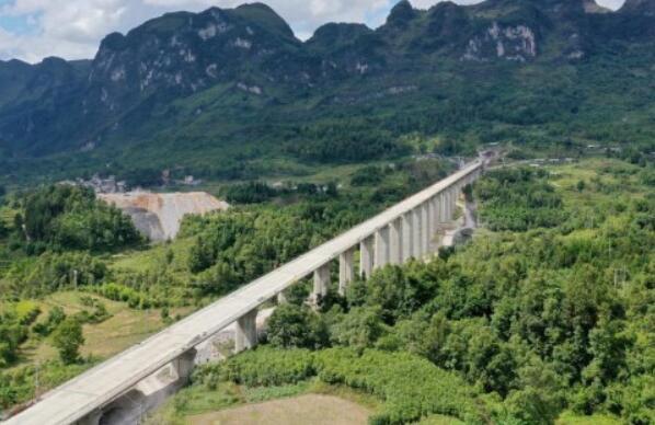 貴南高鐵撈村(cūn)雙線特大橋合(he)龍