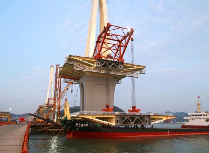 珠海(hai)金海大(dà)橋工程(cheng)項目部(bù)完成27号(hao)墩首節(jie)标準段(duan)鋼箱梁(liáng)架設