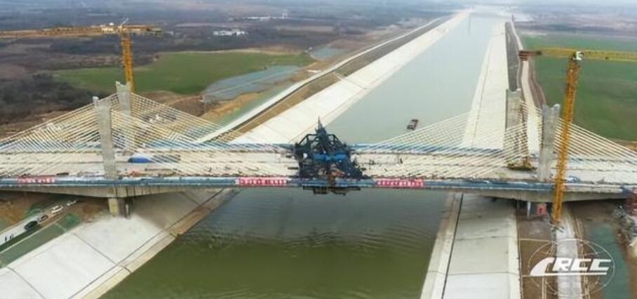 引江濟淮工程(cheng)跨徑最大的矮(ǎi)塔斜拉橋合龍(long)