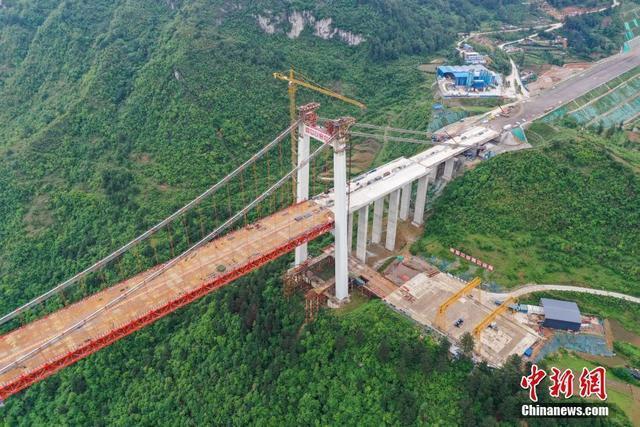 航(háng)拍建設中的貴州(zhou)陽寶山特大橋