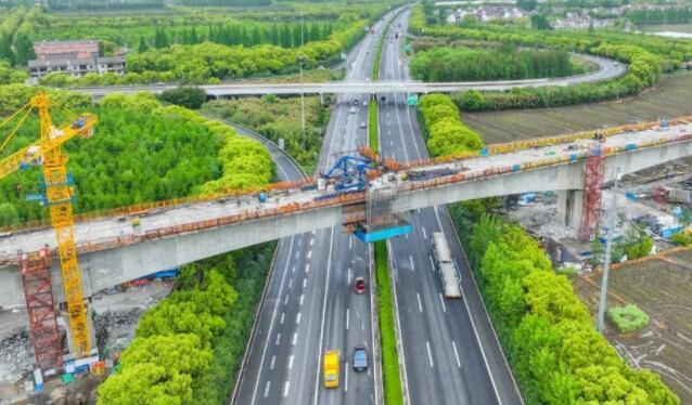 滬(hu)蘇湖鐵路跨G60高速(su)連續梁合龍