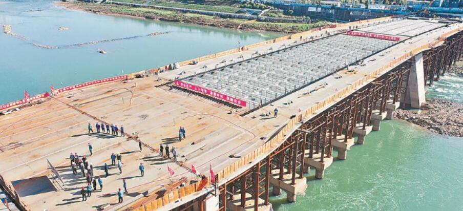 三江口大橋主(zhu)橋鋼箱梁正式合(he)龍