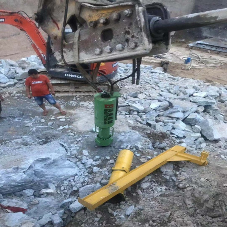 咸阳尔易金属制造集团(4G网站)M20挖改(gai)式機載(zai)劈裂機(ji)