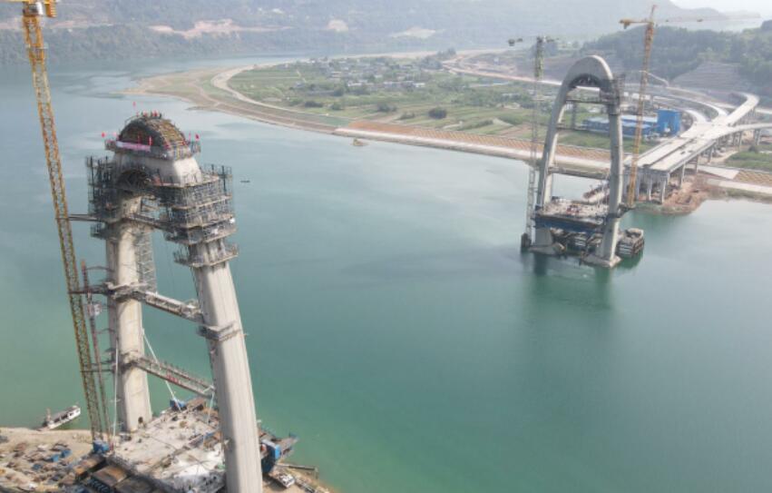 嘉陵江(jiāng)百利大橋2号(hao)墩索塔順利(li)封頂