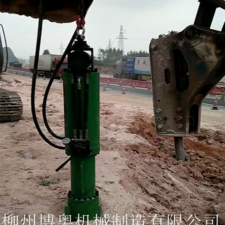 咸阳尔易金属制造集团(4G网站)大(da)型機載(zǎi)岩石劈(pī)裂機