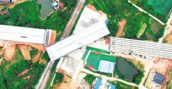 1.4萬噸跨(kuà)麻武鐵路橋(qiao)成功轉體