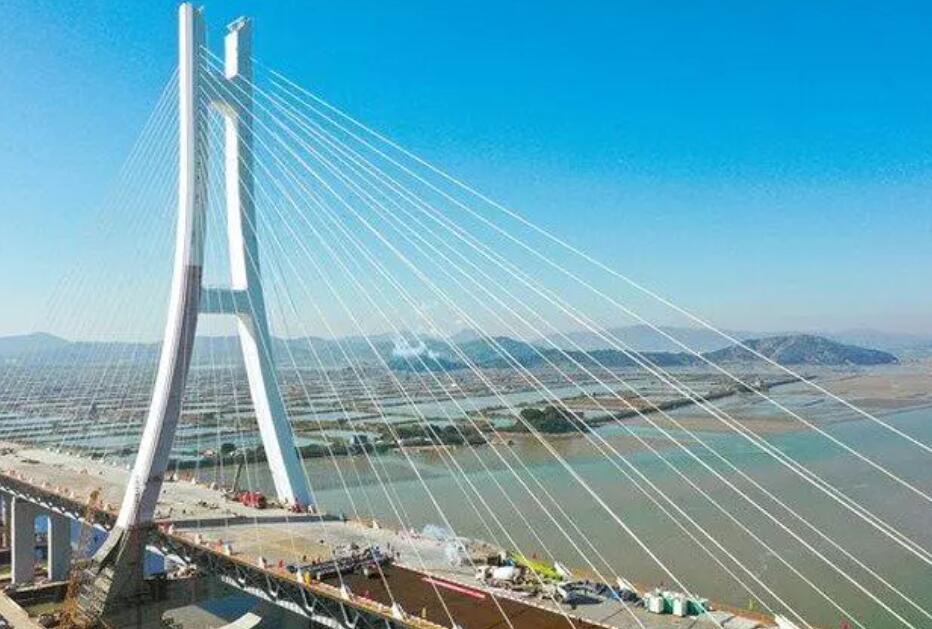 牛田(tián)洋特大(da)橋主橋(qiáo)開始橋(qiáo)面系施(shī)工