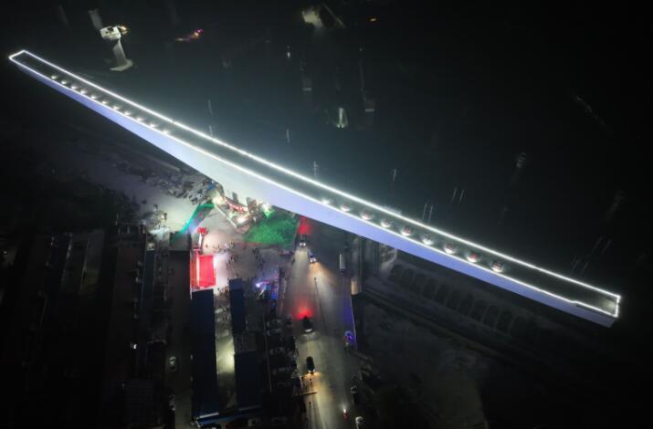 18000噸(dūn)重233.6米長(zhang)！國内跨(kuà)越高鐵(tiě)最大懸(xuan)臂單線(xian)轉體橋(qiáo)轉體成(chéng)功