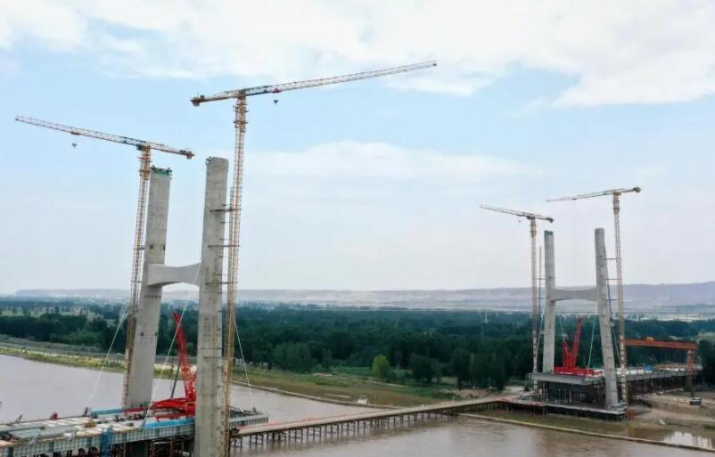 中衛下河沿(yan)黃河公路大(dà)橋首對斜拉(la)索挂設成功(gong)