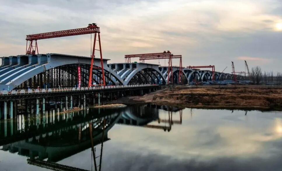 全國最大上(shàng)承式鋼箱連拱橋(qiáo)——白溝河特大橋已(yi)進入通車倒計時(shi)