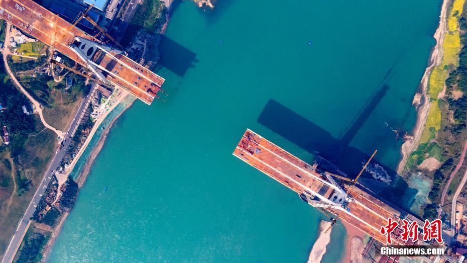 四(si)川宜賓(bīn)臨港公(gong)鐵兩用(yòng)長江大(dà)橋加緊(jǐn)鋼箱梁(liang)吊裝施(shi)工