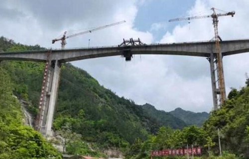 國内抽蓄行業(yè)單跨最長且高(gāo)度最高的現澆(jiāo)剛構橋缙雲縣(xian)北坑口大橋合(hé)龍