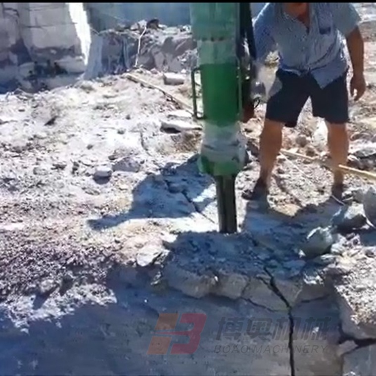 咸阳尔易金属制造集团(4G网站)M20挖改式(shì)機載劈(pī)裂機