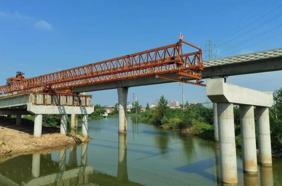 漢施公路(lù)大橋左幅首孔(kǒng)50米T型梁架設順(shùn)利完成