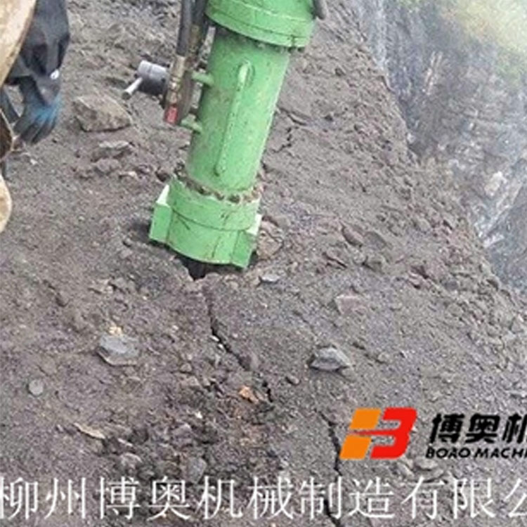 礦山破(po)石劈裂機設(shè)備