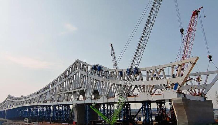 衢(qu)州智慧島景(jǐng)觀橋項目西(xī)橋主橋南北(bei)兩岸正式貫(guàn)通