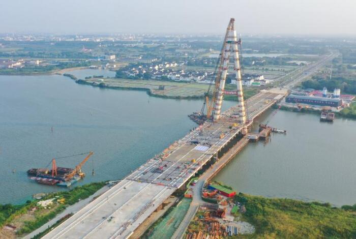 無錫(xi)宛山湖大橋鋼(gang)塔順利合龍