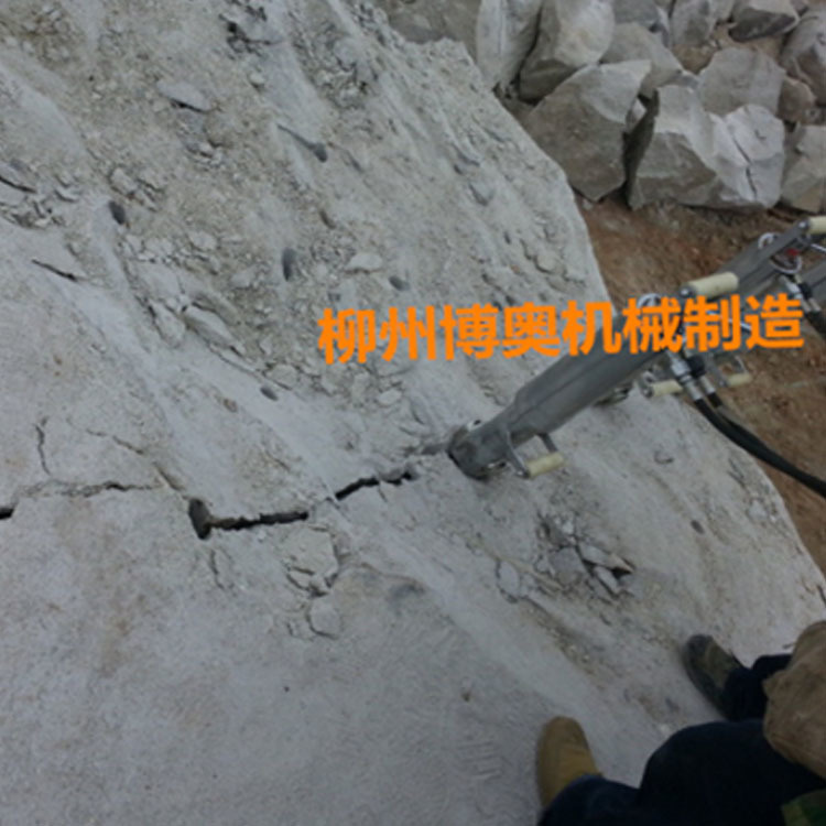 地基(jī)石開挖設(she)備劈裂機(jī)