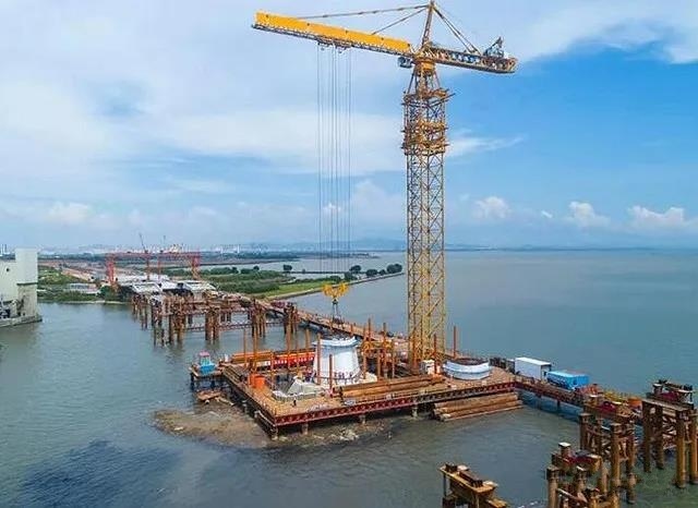 莆(pu)炎高速(su)沙溪大(dà)橋引橋(qiao)貫通 濱(bin)海灣大(da)橋主塔(ta)關鍵節(jie)段順利(lì)完成安(ān)裝 赤壁(bi)長江公(gōng)路大橋(qiáo)順利完(wán)成荷載(zǎi)試驗……這(zhè)是今天(tian)橋梁界(jiè)的大事(shì)