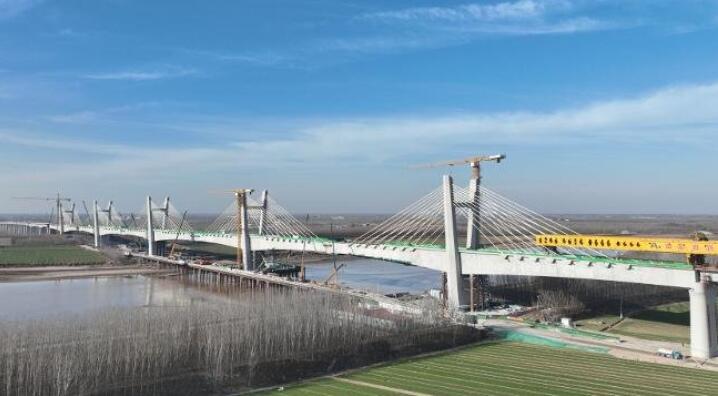 國内首個高速(su)鐵路五塔斜拉(lā)橋——長清黃河特(te)大橋主橋合龍(long)