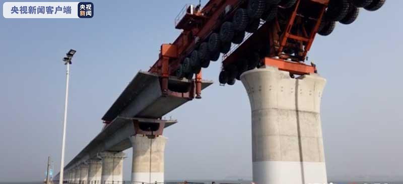 福廈(sha)高鐵集美特大(da)橋跨集美大道(dào)連續梁順利合(he)龍