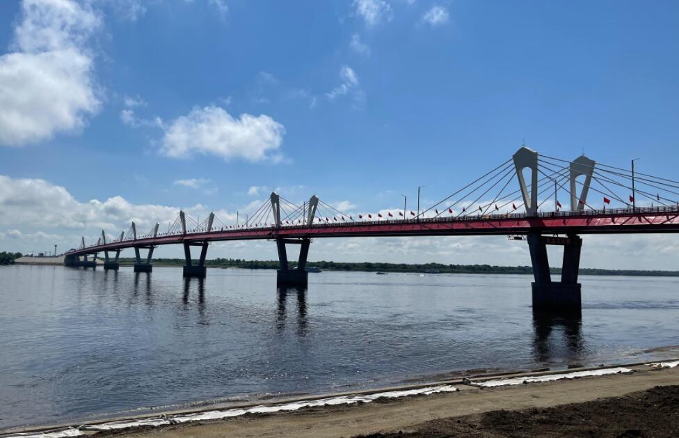 連接(jiē)中國和(he)俄羅斯(si)兩國邊(bian)境的黑(hēi)龍江大(da)橋正式(shì)通車