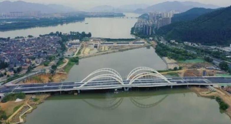 富陽(yang)公望大橋竣工(gōng)，預計今年9月通(tōng)車