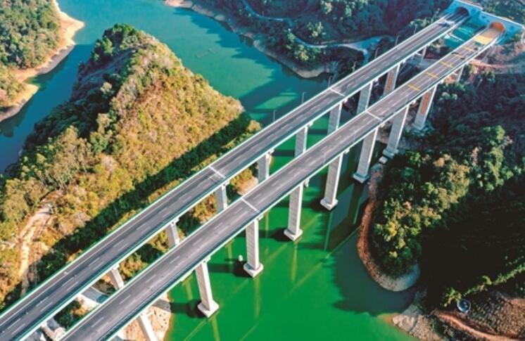 巴馬(ma)至平果(guǒ)高速公(gong)路提前(qián)兩年通(tong)車