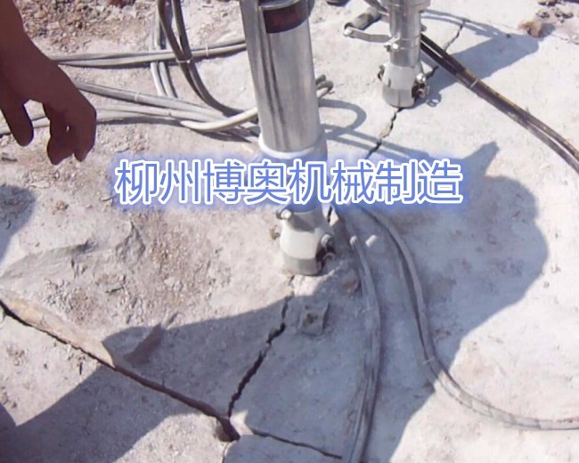 岩石(shi)劈裂機(jī)的使用(yong)維護決(jue)定設備(bei)的使用(yòng)壽命