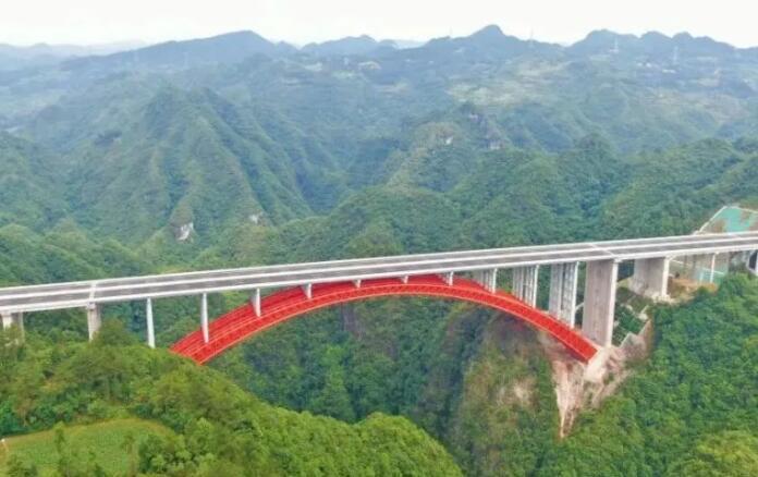 國内第(di)三座采用六(liù)肢鋼管的烏(wū)梅河特大橋(qiáo)給梁段穿“滑(hua)闆鞋”