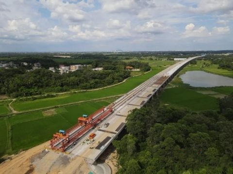 海南文(wen)臨公路龍州(zhōu)河特大橋完(wán)成箱梁架設(shè)