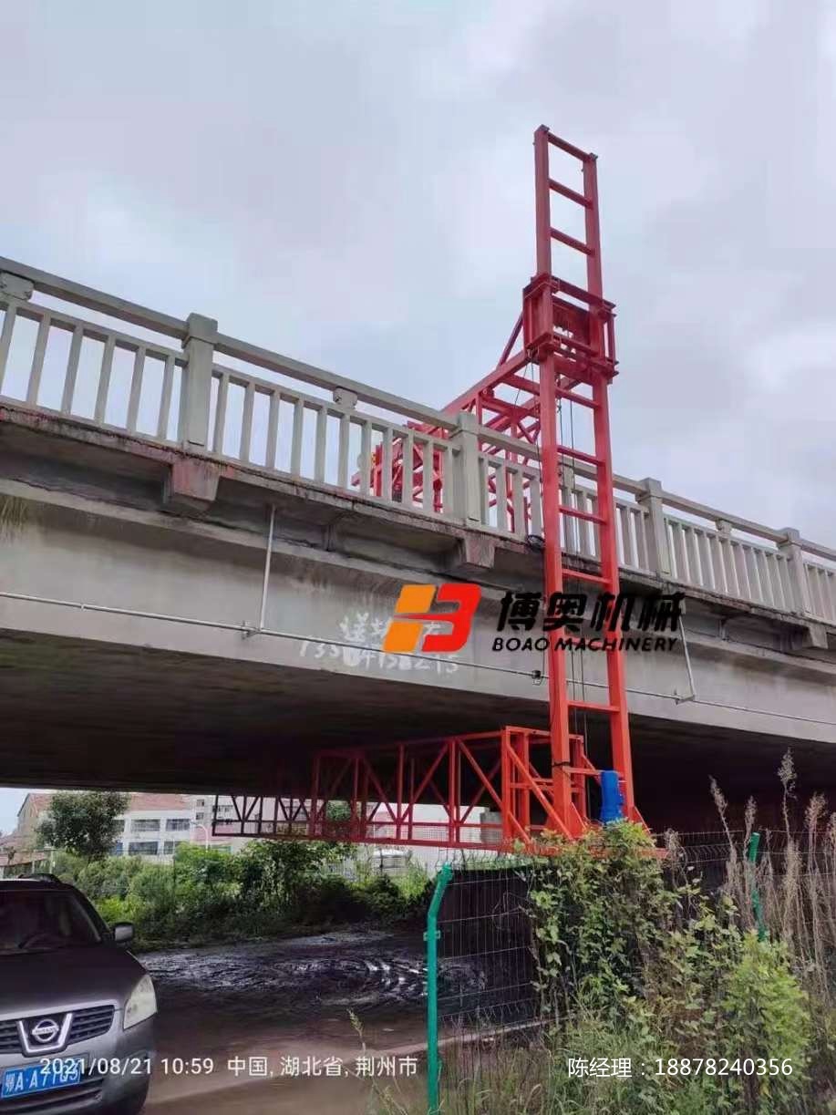 高速路(lu)橋梁雨水管(guan)安裝車