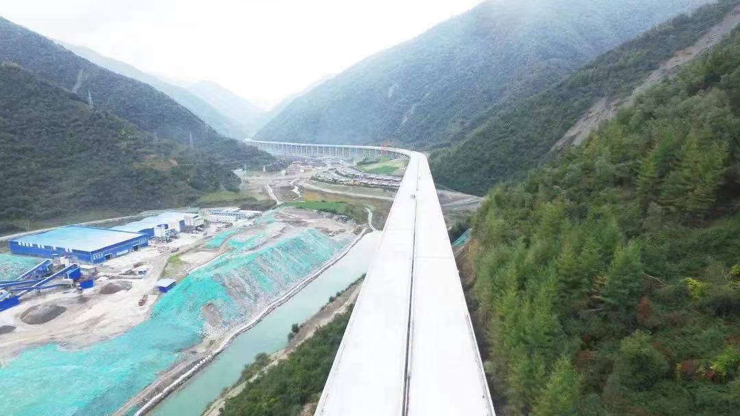 九綿(mián)高速全線難度最(zuì)大剛構橋厄哩村(cūn)特大橋主橋雙幅(fu)合龍