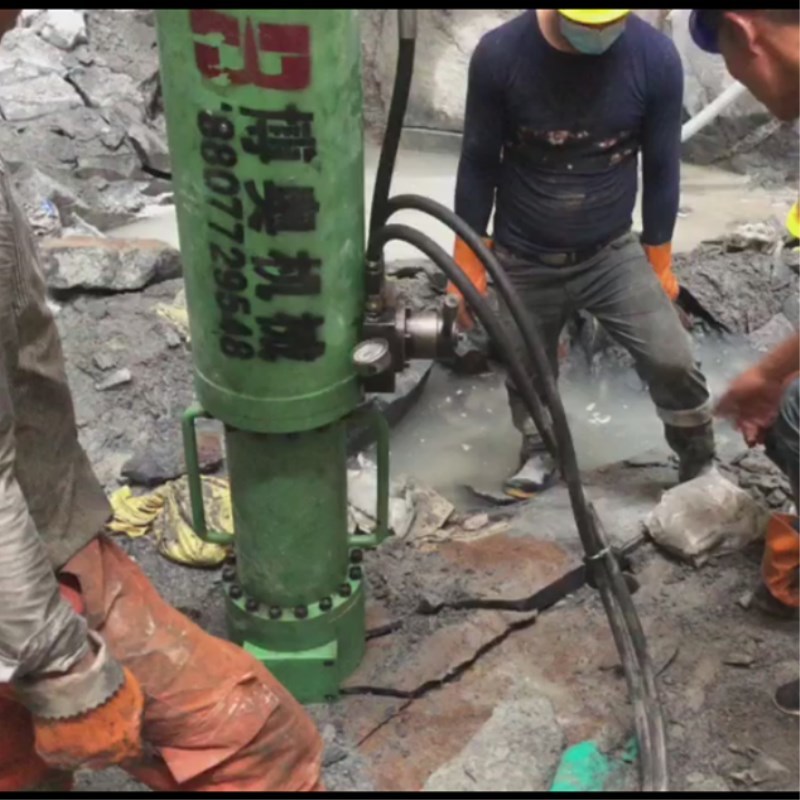 咸阳尔易金属制造集团(4G网站)M20挖(wa)改式機(ji)載劈裂(liè)機