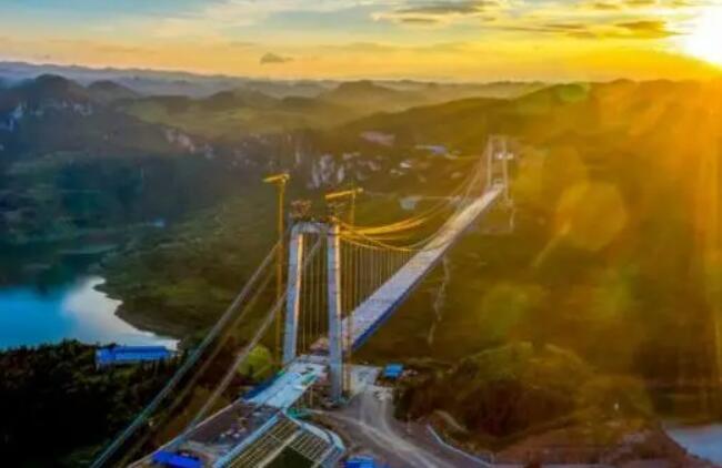貴州又(yòu)一座世界級(jí)大橋開州湖(hú)特大橋順利(li)合龍
