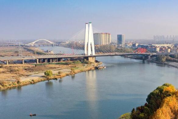 國内在(zài)建最寬扁平(píng)鋼箱梁橋梁(liáng)——安徽省阜陽(yáng)市阜裕大橋(qiáo)主跨順利合(hé)龍