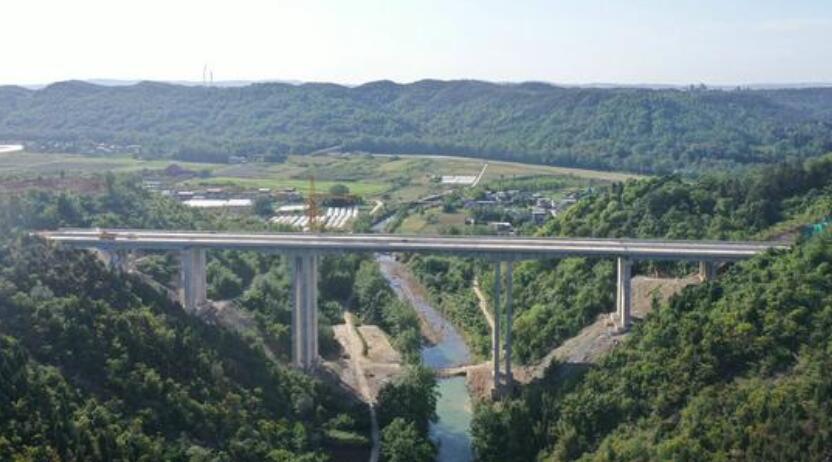 九綿高速佛爺(yé)洞大橋橋面鋪裝(zhuāng)全面完工