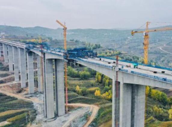 臨大(da)高速公路楊(yáng)家嶺大橋右(you)幅中跨順利(lì)合龍