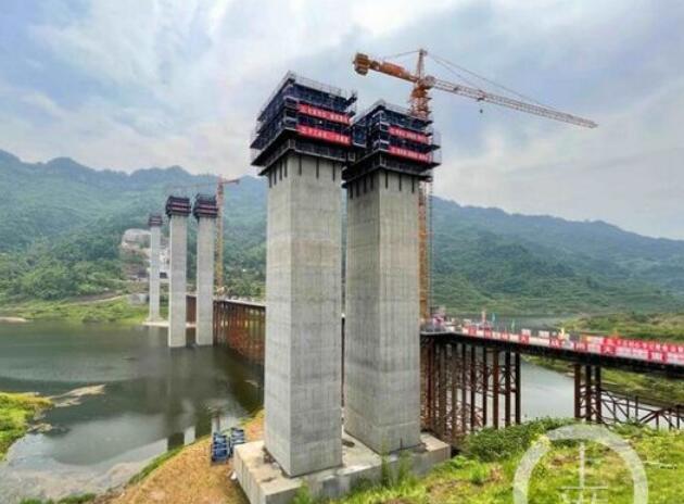 渝湘複線(xian)高速五布河特(te)大橋橋墩最高(gāo)已“長”到117米 首墩(dun)預計6月封頂