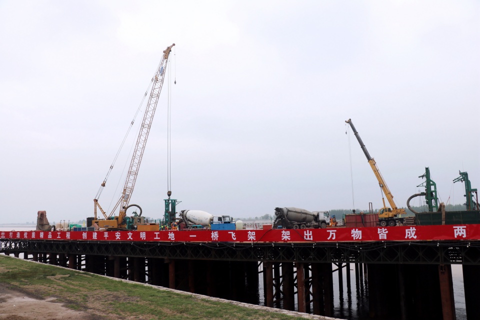 東津黃河大橋(qiao)主塔首根樁澆(jiāo)築完成 樁深堪(kān)比金字塔