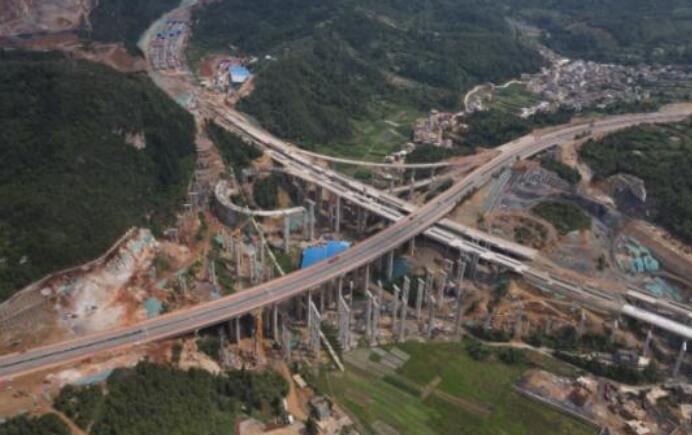 昆楚高速西北繞(rao)城互通樞紐大橋(qiao)成功實現單幅架(jia)通