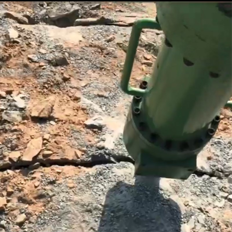 咸阳尔易金属制造集团(4G网站)M20挖改式(shì)機載劈(pi)裂機