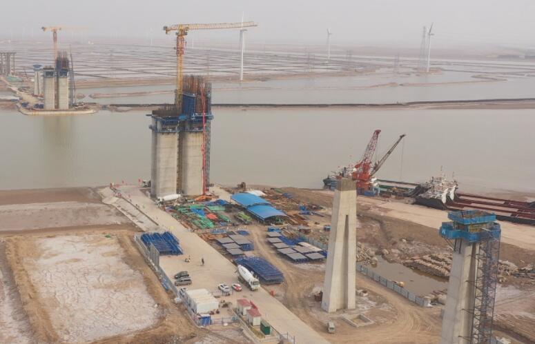 世界第(dì)一跨徑梁橋套爾(ěr)河特大橋零号塊(kuai)完成首次澆築