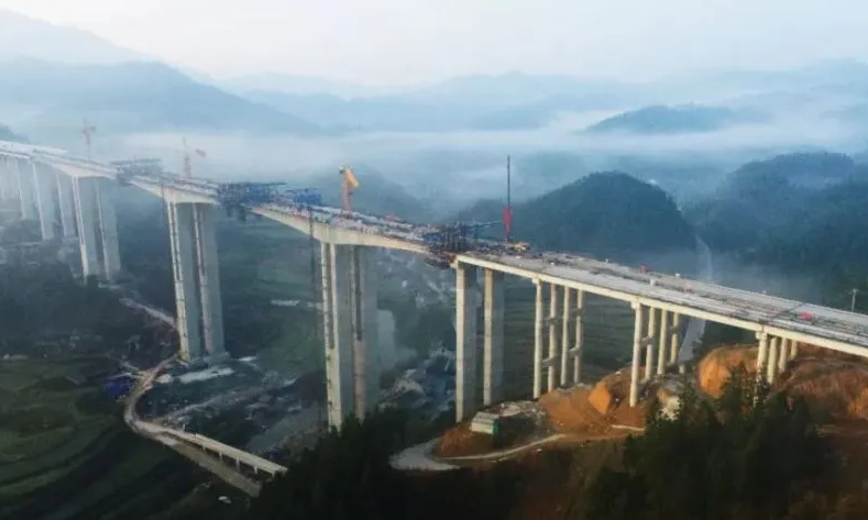 芷銅高速(su)公路拖沖特大(da)橋順利合龍