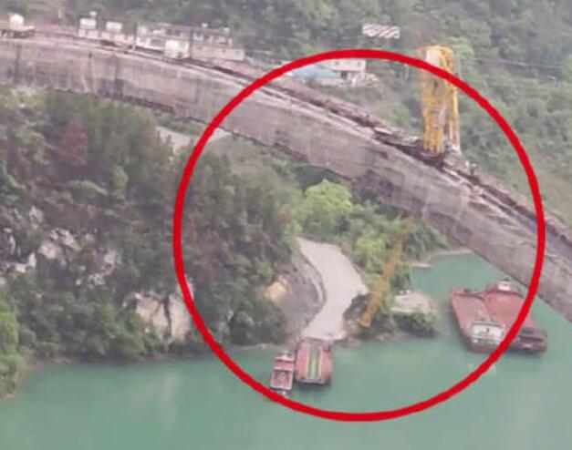 重(zhong)慶一在(zai)建大橋(qiao)塔吊被(bèi)撞斷